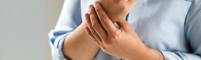 Patienten mit rheumatologischen Erkrankungen, die beispielsweise Schmerzen in Gelenken verursachen, können beim Rheumatologen behandelt werden.